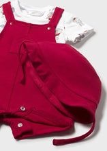 Load image into Gallery viewer, Baby boy's red short dungarees , printed tee shirt and matching red hat. mayoral 1624  boy's set available to buy on kidstff.ie
