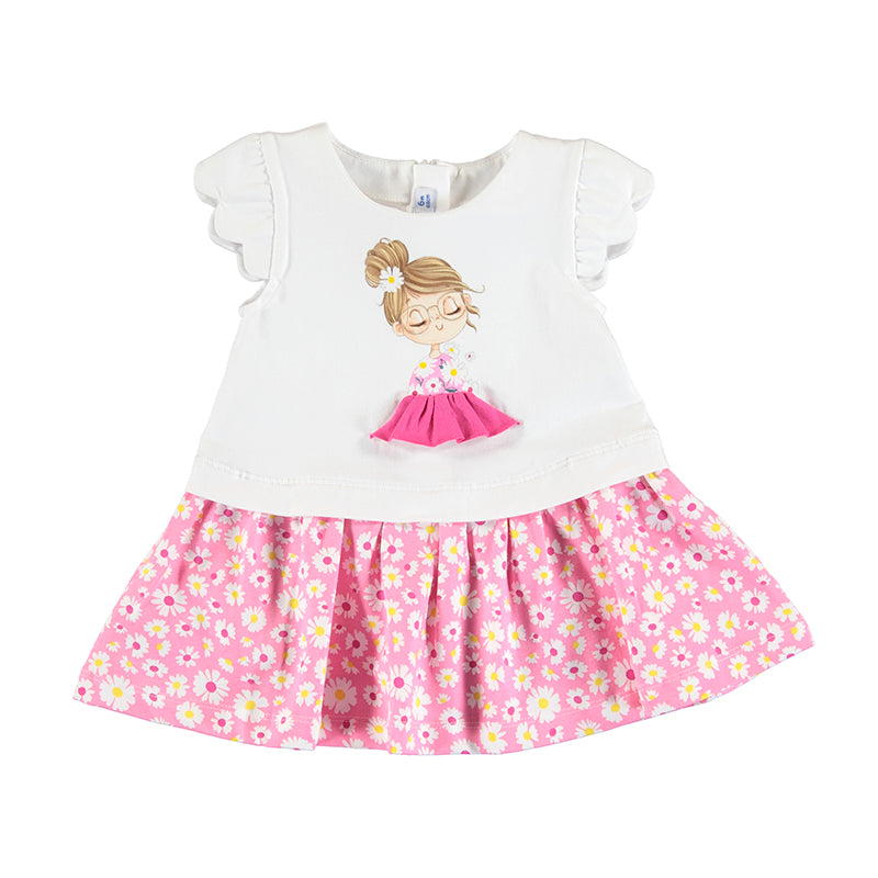  Baby dress in pink. Sustainable cotton, stretchy and comfortable  jersey. Sweet little girl motif with 3d details, round neckline and scalloped cap sleeves. The skirt of the dress has an all-over daisy print in pink and white with touches of yellow. Mayoral 1941 baby dress.