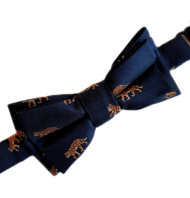 A cute little bow tie in navy blue patterned with orange tigers. The neckband fastens with velcro and has an adjustable elastic section making it suitable for about 3 to 6 years. made by Mayoral. 